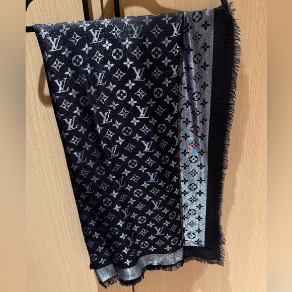 Louis Vuitton Monogram Shine Silk Shawl black and silver - Picture 4 of 5
